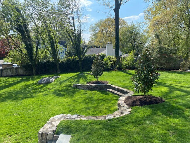 Foto del edificio - 29 Weston Hill Rd