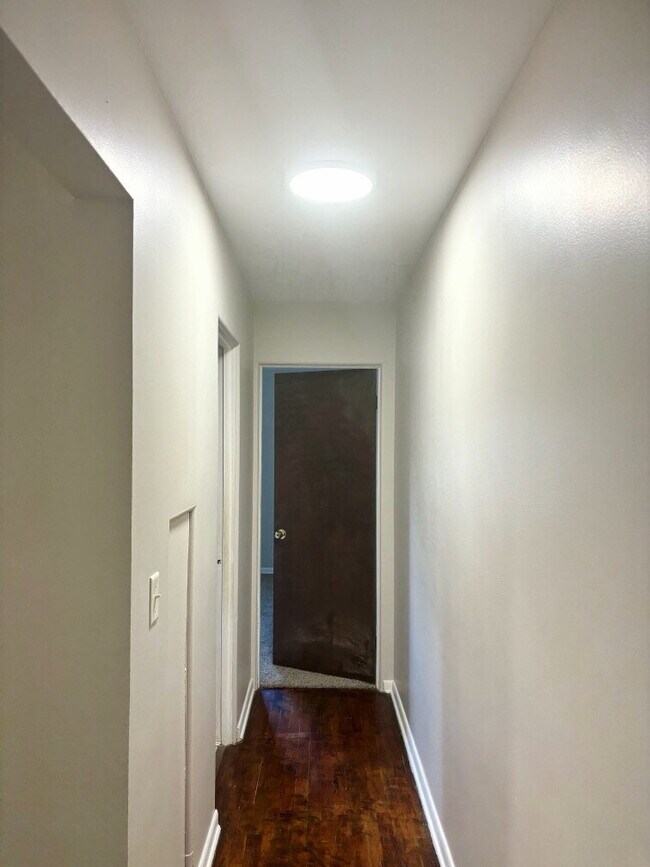 Foto del edificio - "Charming Saginaw Duplex: Spacious 2-Bedroom Haven with Gleaming Hardwood Floors!"