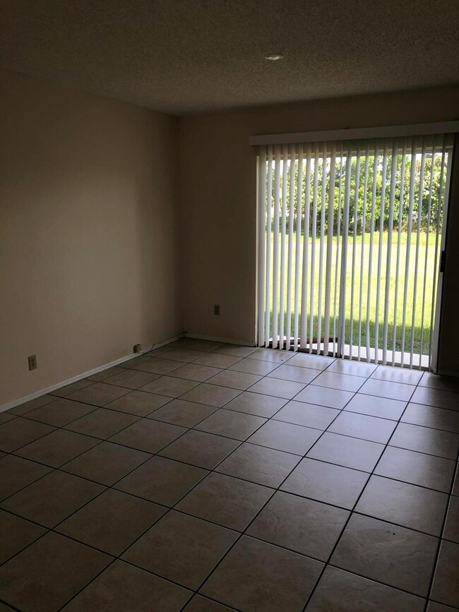 Building Photo - 1742 SE North Buttonwood Dr