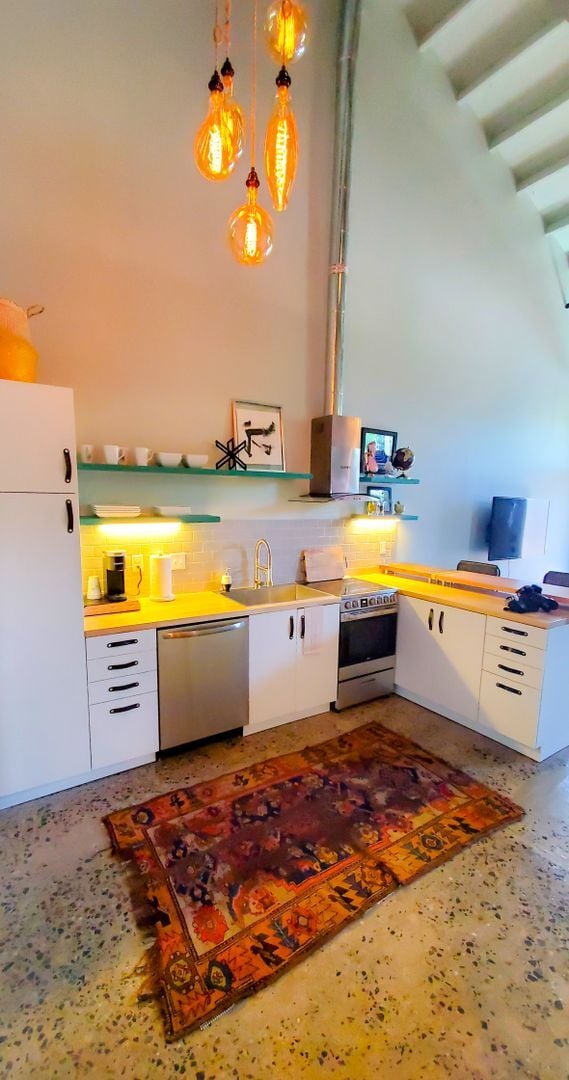 Building Photo - 1020 E 6th St