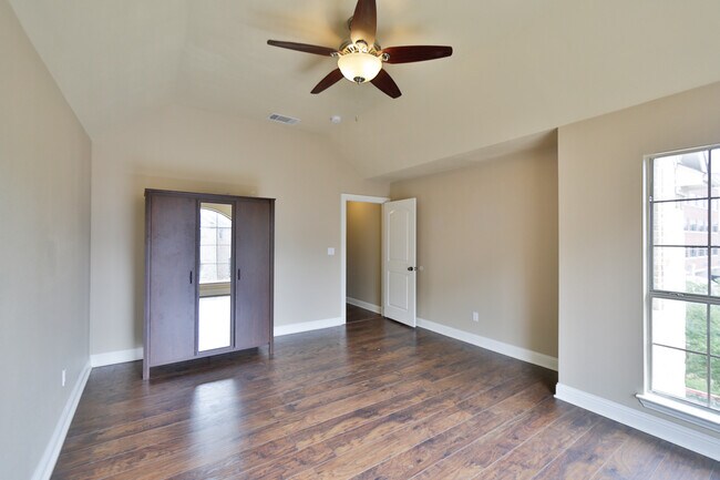 Building Photo - 2921 Normah St