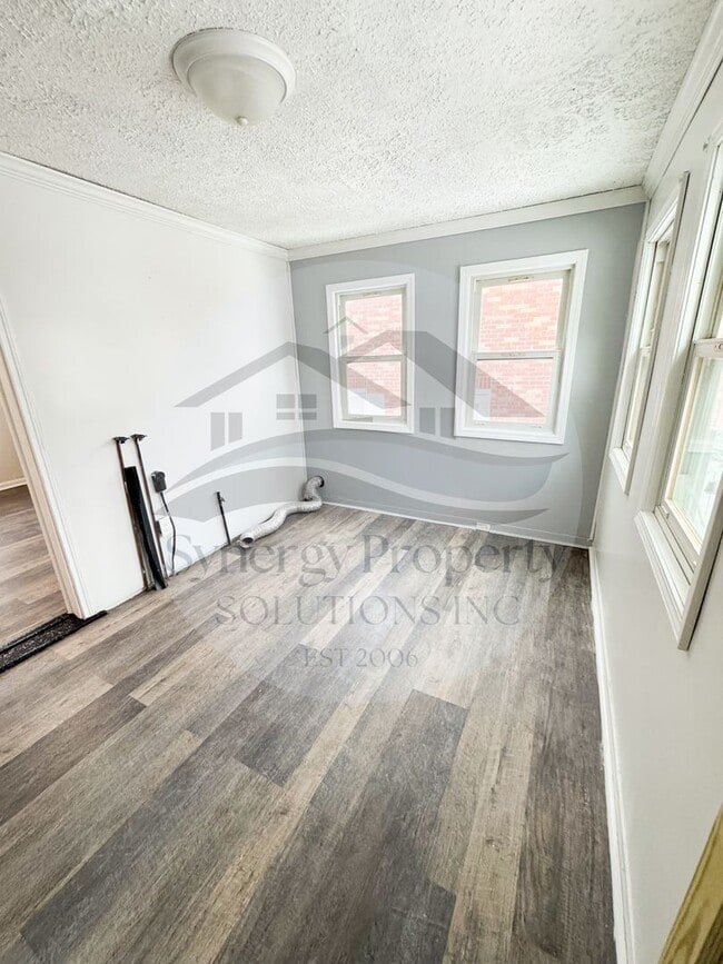 Building Photo - Madison Home