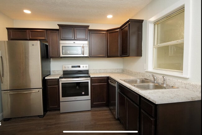 Foto del edificio - 114 Montrose Dr