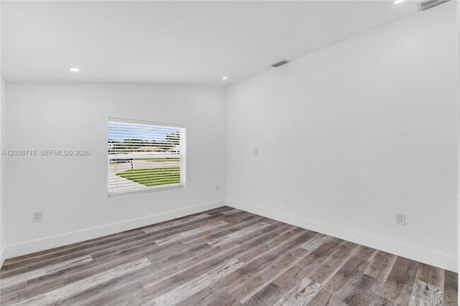 Foto del edificio - 2600 NW 108th St