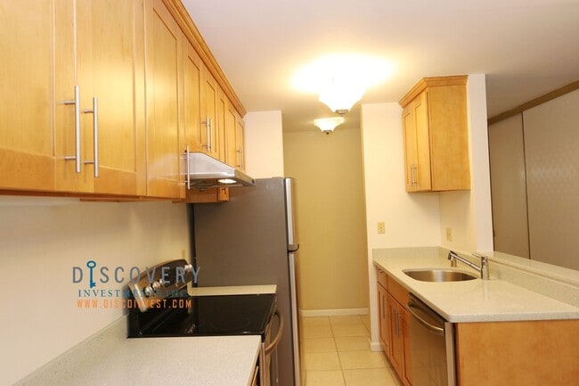 Building Photo - Pending! Centrally Located Contemporary Condo