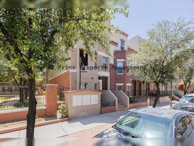 Photo - 563 W 6th St Townhome