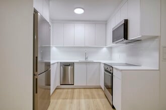 Building Photo - 2400 Av. Van Horne