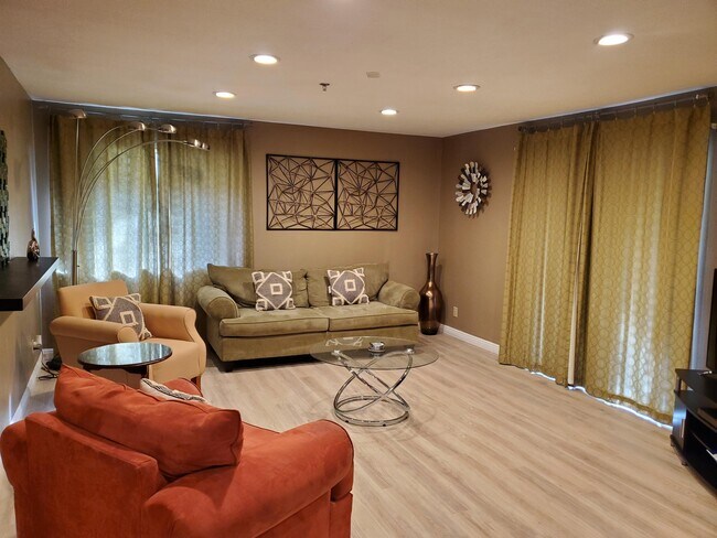 Building Photo - 200 E Racquet Club Rd