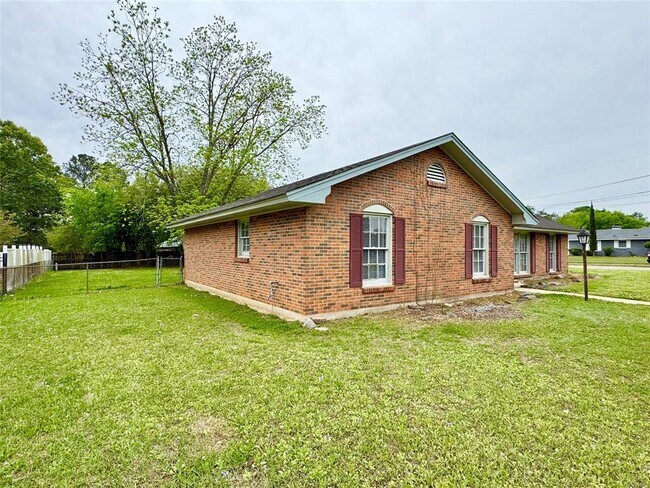 Building Photo - 502 Adler Dr