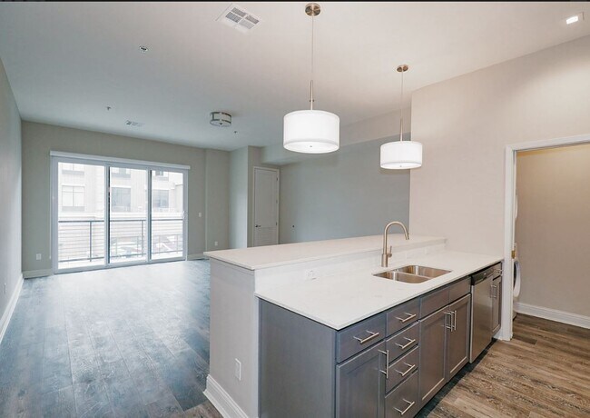 Sala de estar/cocina - The Flats on Archer - Discounted Rates on ...