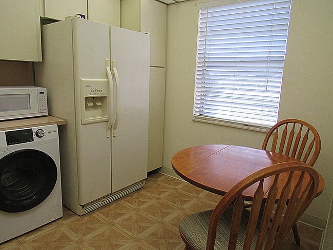 Building Photo - 120 Lake Meryl Dr