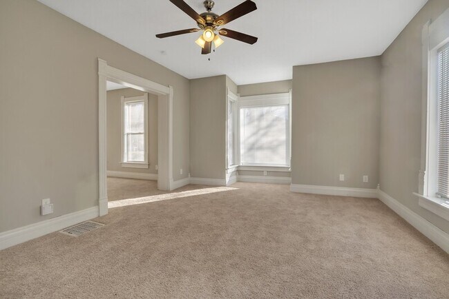 Building Photo - 607 Maple St