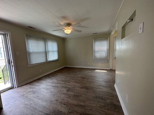 Foto del edificio - 1528 Redwood Dr