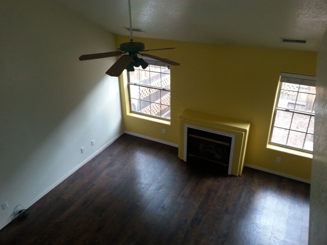 Building Photo - COMING SOON! 3 Bedroom Townhome in The Tow...
