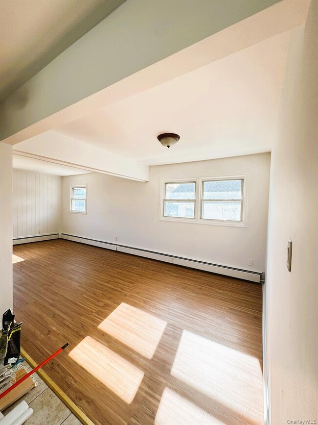 Building Photo - 131 Roslyn Rd