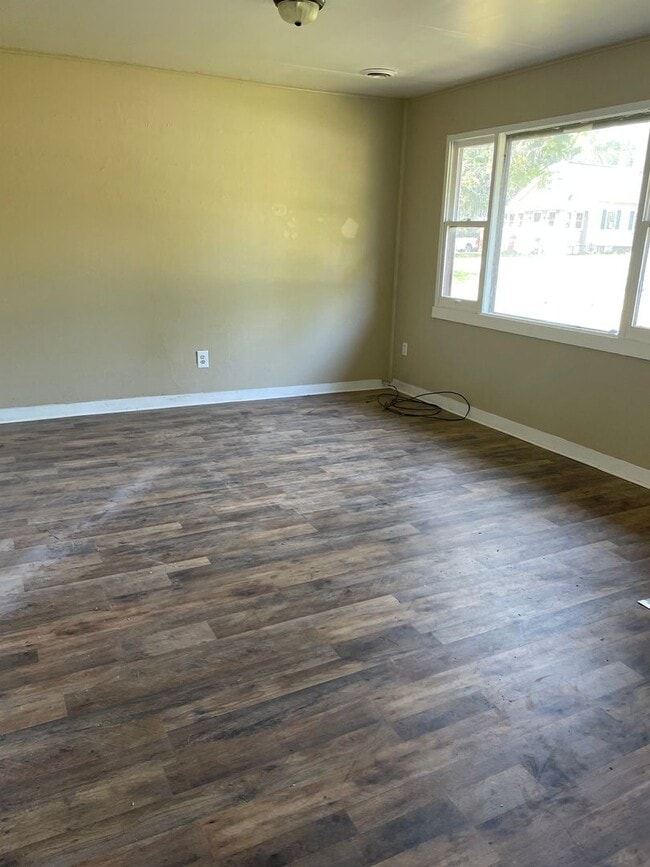 Building Photo - 3 bedroom 1 bathroom