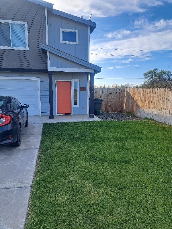 Building Photo - 1023 NE Emerald Dr