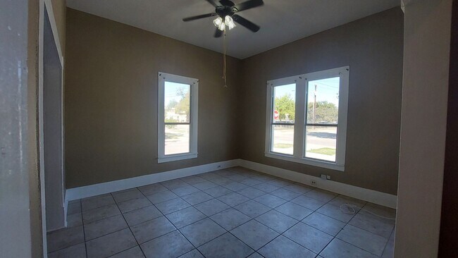 Foto del edificio - Dignowity 3 Bedroom with Central Air and W...