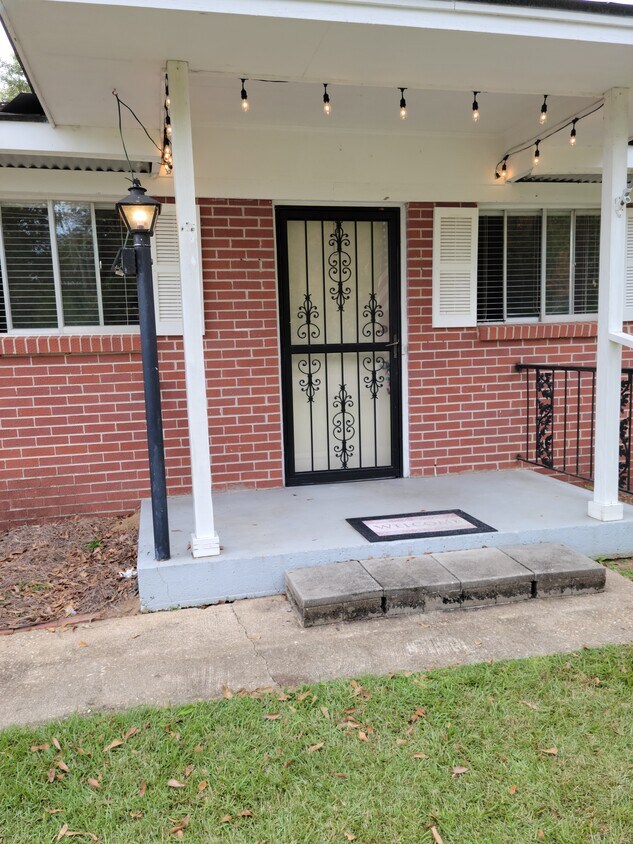Front Porch - 214 Moncrief St