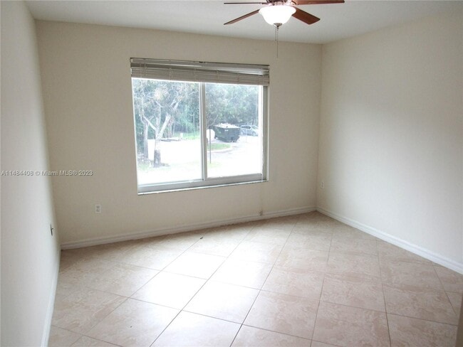 Building Photo - 811 Villa Cir