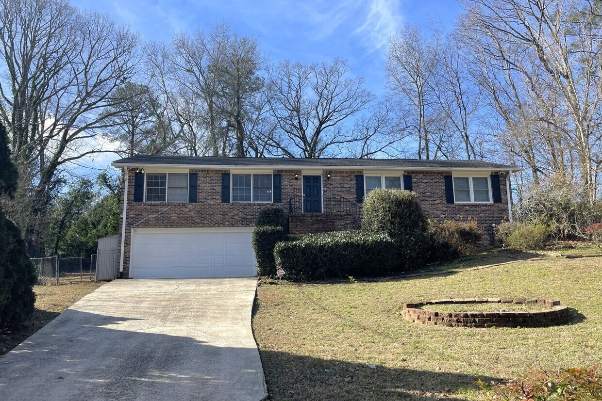 Primary Photo - 2100 Summerville Ct
