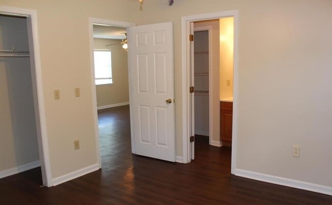 Building Photo - 806 Jessica Ln