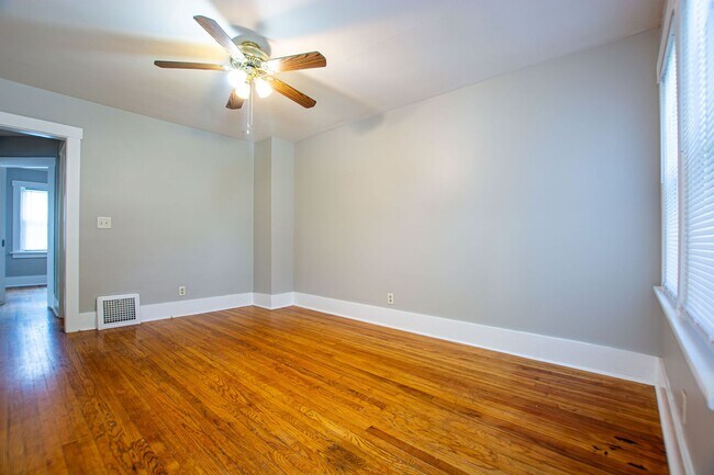 Foto del edificio - 2 Bedroom / 1 Bath Duplex with Garage in Askarben!