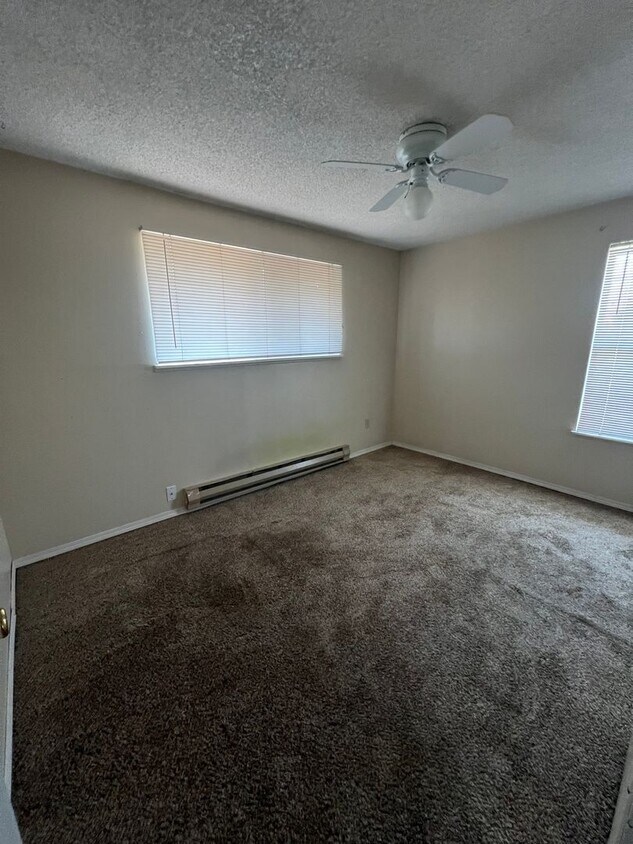 Building Photo - 2 Bedroom, 1.5 Bathroom Townhouse