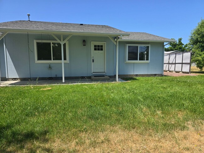 Building Photo - 3 bed 1 bath  Home for Rent in Grants Pass