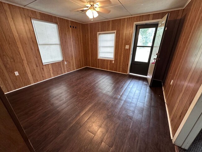 Building Photo - Cozy 2/1!