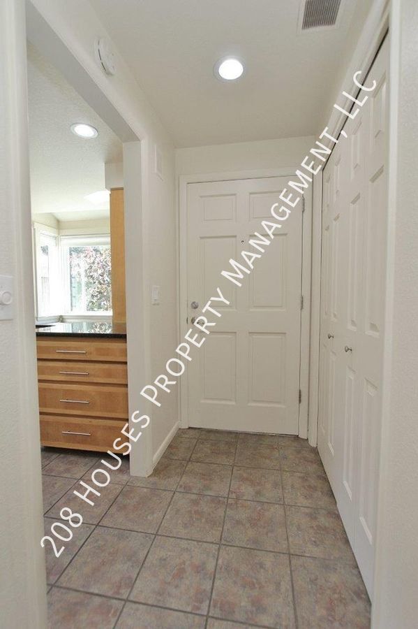 Building Photo - Premier End-Unit Condo in River Run