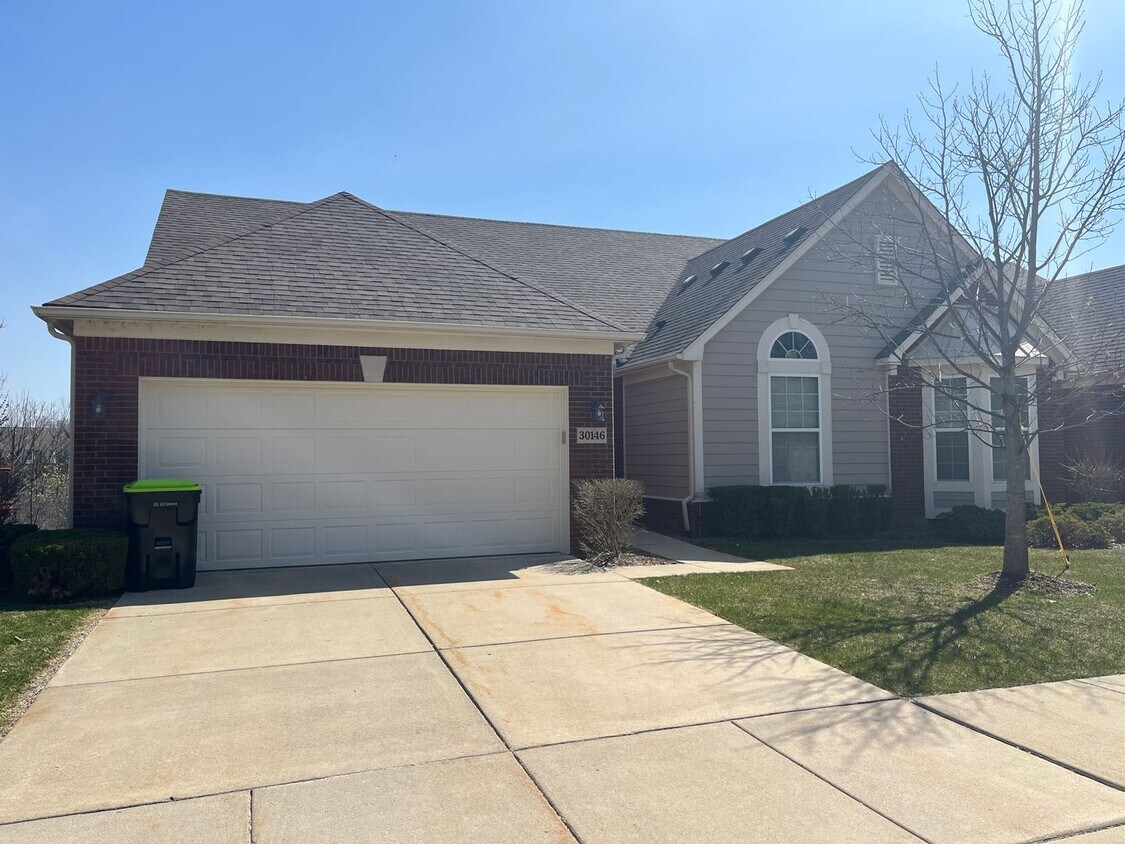 Primary Photo - Stunning and Spacious 3 bed/3.5 bath Condo...