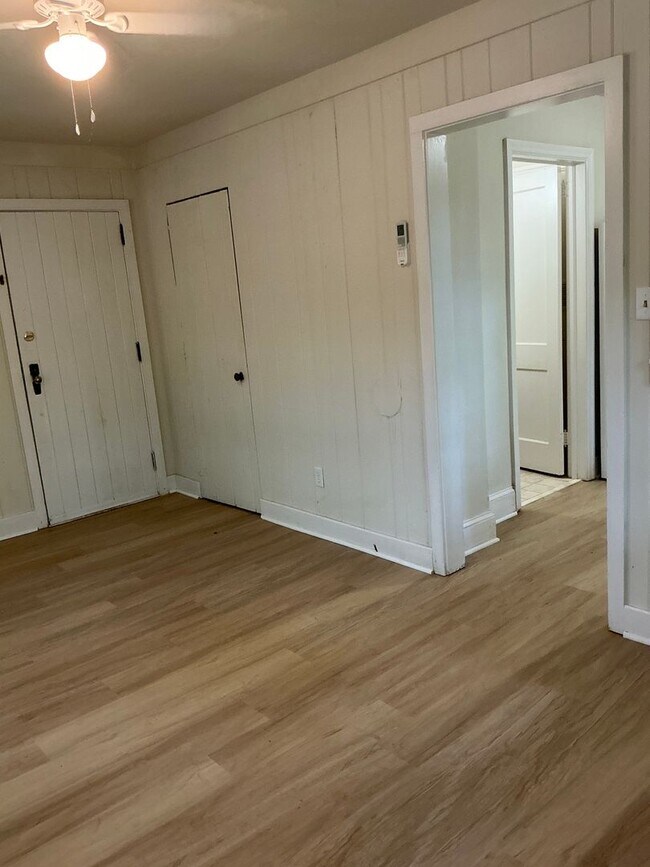 Foto del edificio - 1 Bedroom/ 1 Bath Cottage off Prince Avenu...