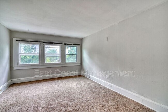 Building Photo - 3028 Glenmore Ave
