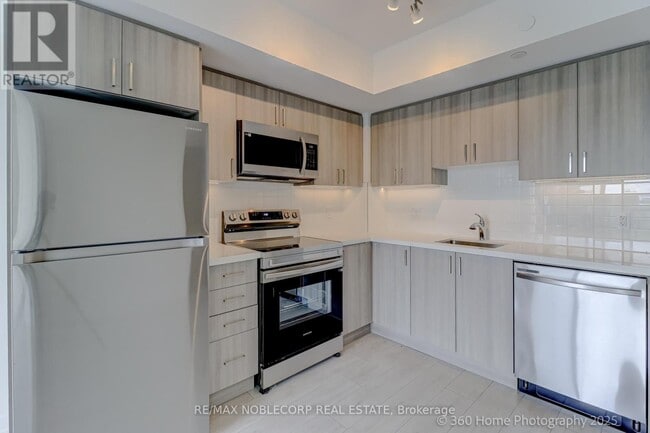Photo du bâtiment - 556-556 Marlee Ave