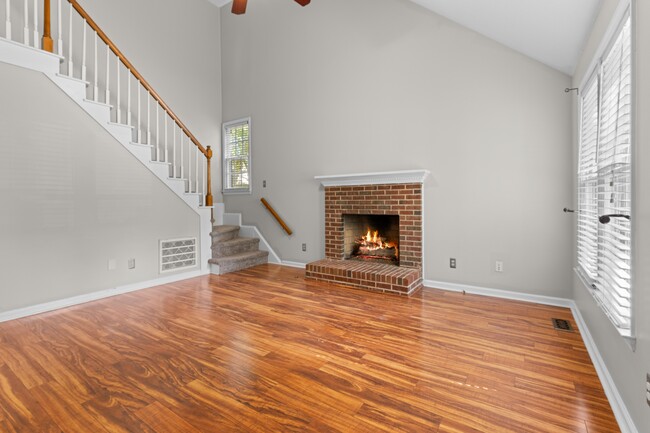 Building Photo - 4505 Aviemore Crescent