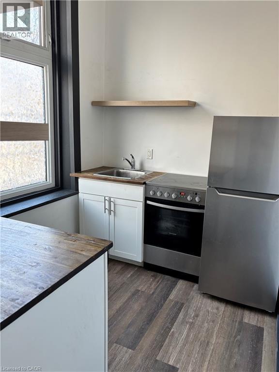 Building Photo - 123 MacNab St S