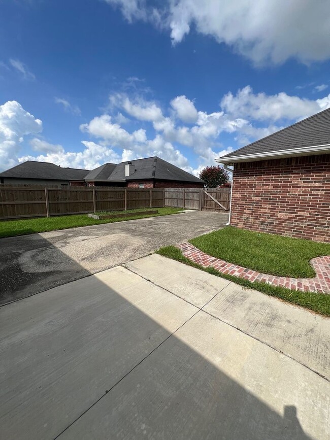 Building Photo - Stunning home for lease
