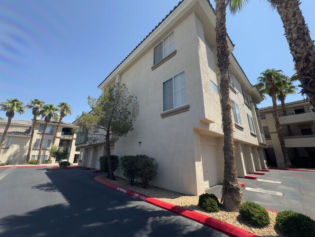 Foto del edificio - SHOWINGS AVAILABLE NOW