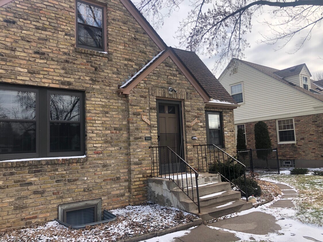Primary Photo - 5421 Chicago Ave