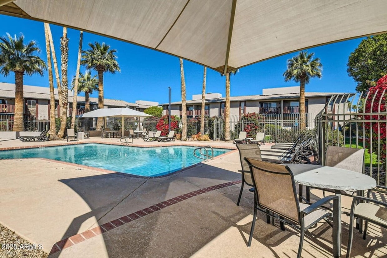 Luxury and Resort like Living at Scottsdale Park Place!!! Tile throughout, light, bright and Pri... - Luxury and Resort like Living at Scottsdale Park Place!!! Tile throughout, light, bright and Pri...
