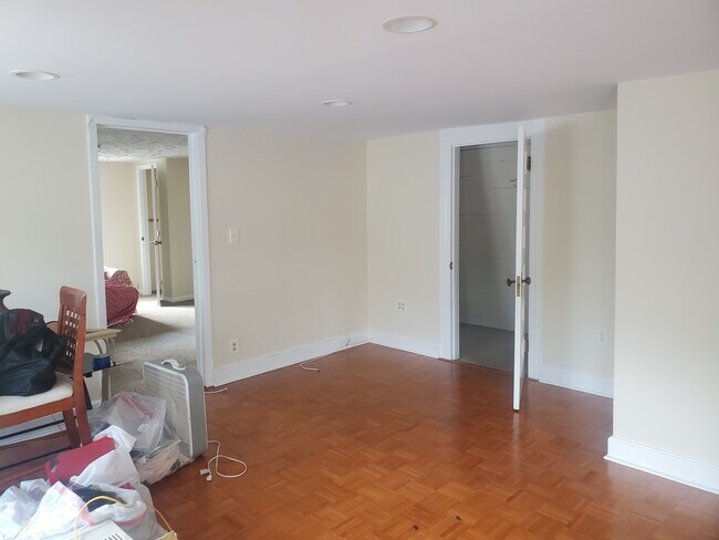 Building Photo - 156 S Valley Rd