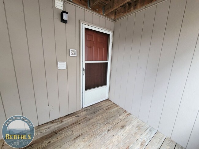 Building Photo - Kingswood Condo #26 - Walking Distance to Campus!