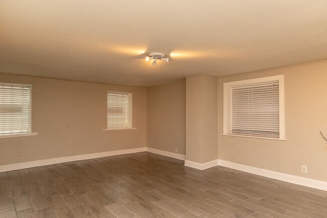 Building Photo - 1052 N Oakley Blvd