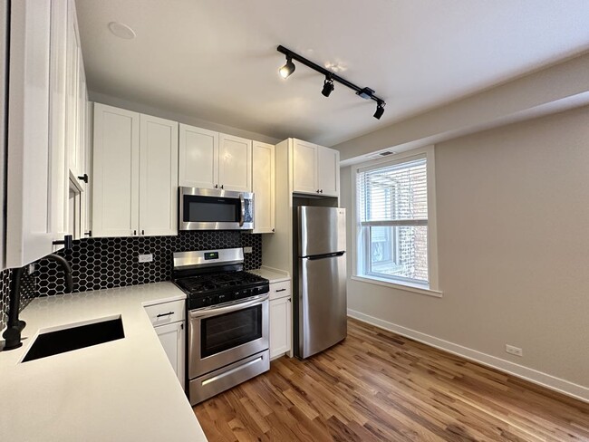 Building Photo - 653 W Wrightwood Ave