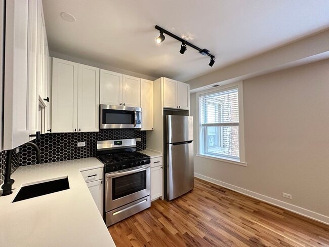 Building Photo - 659 W Wrightwood Ave