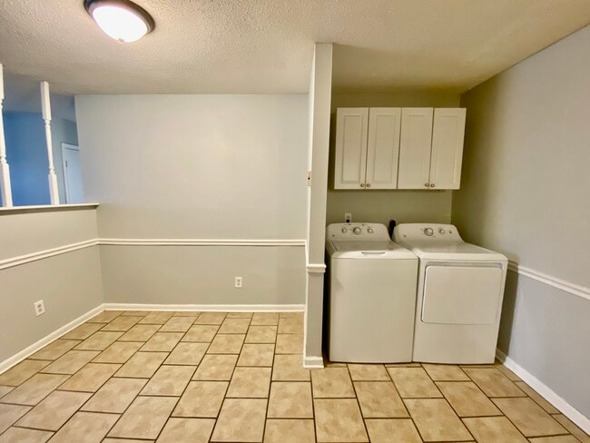 Building Photo - 9324 Lancer Ln