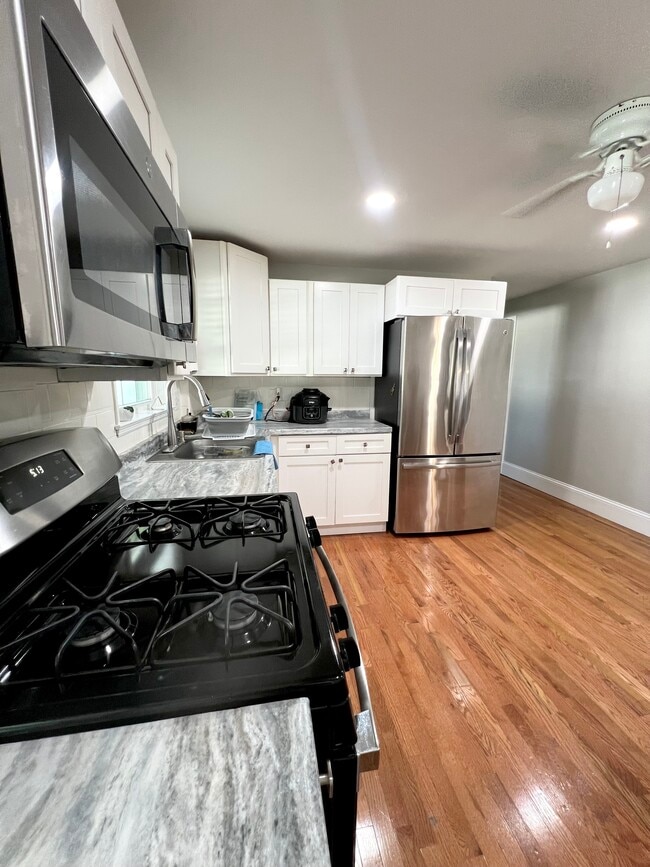 Building Photo - 81 Oakwood Ave