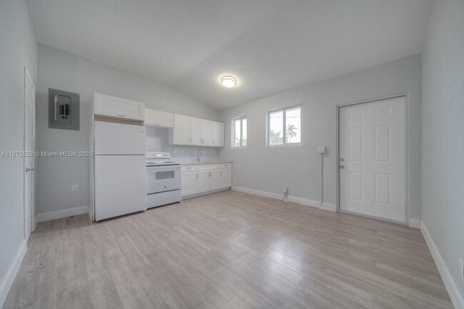 Building Photo - 17725 SW 103rd Ave