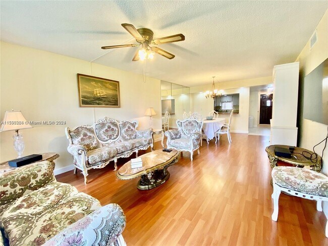 Foto del edificio - 671 S Hollybrook Dr